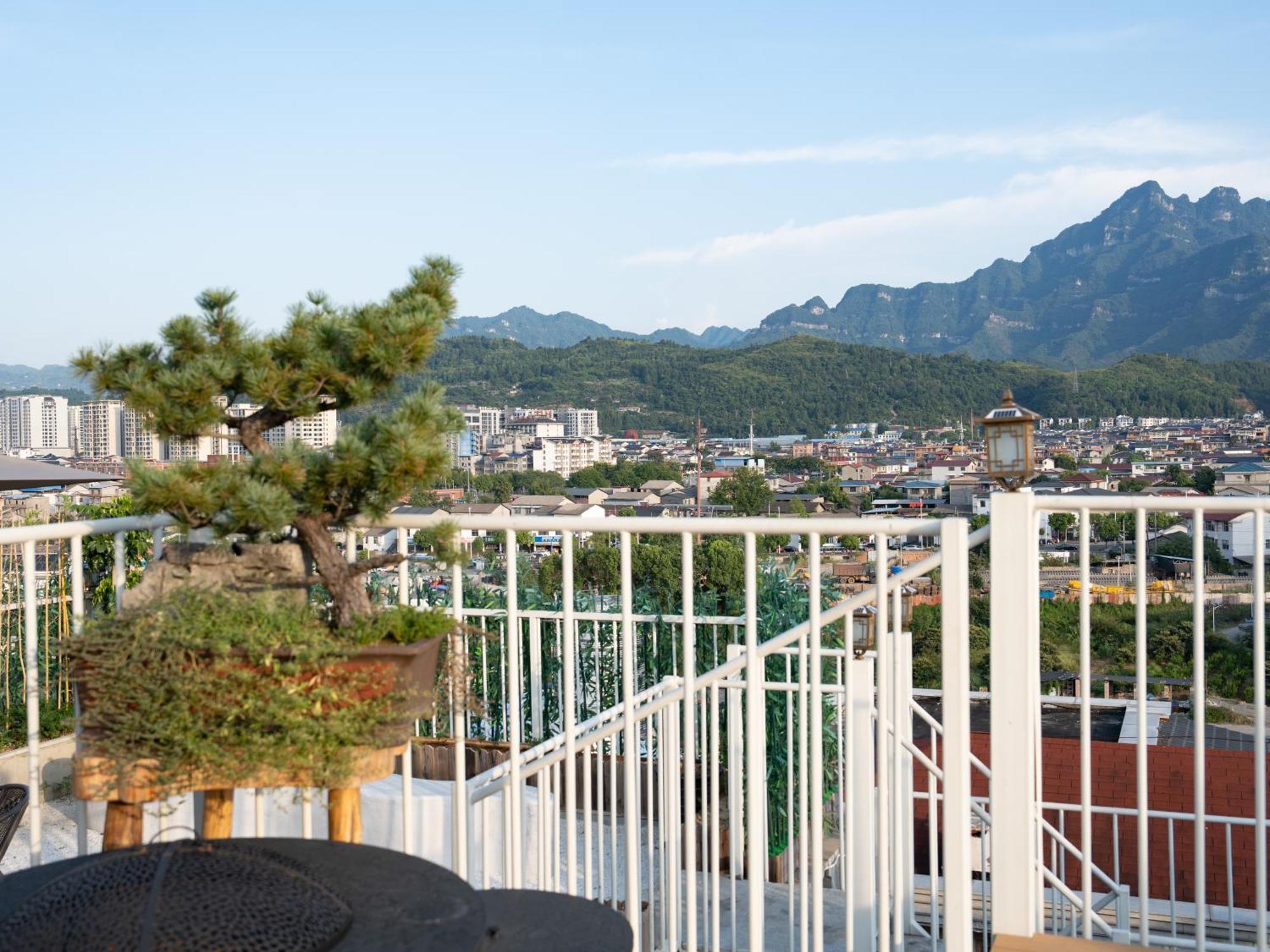 Patio Spring Holiday Inn -- Free Round Trip Pick-Up Service --Panoramic View Of Tianmen Mount 장가계 외부 사진