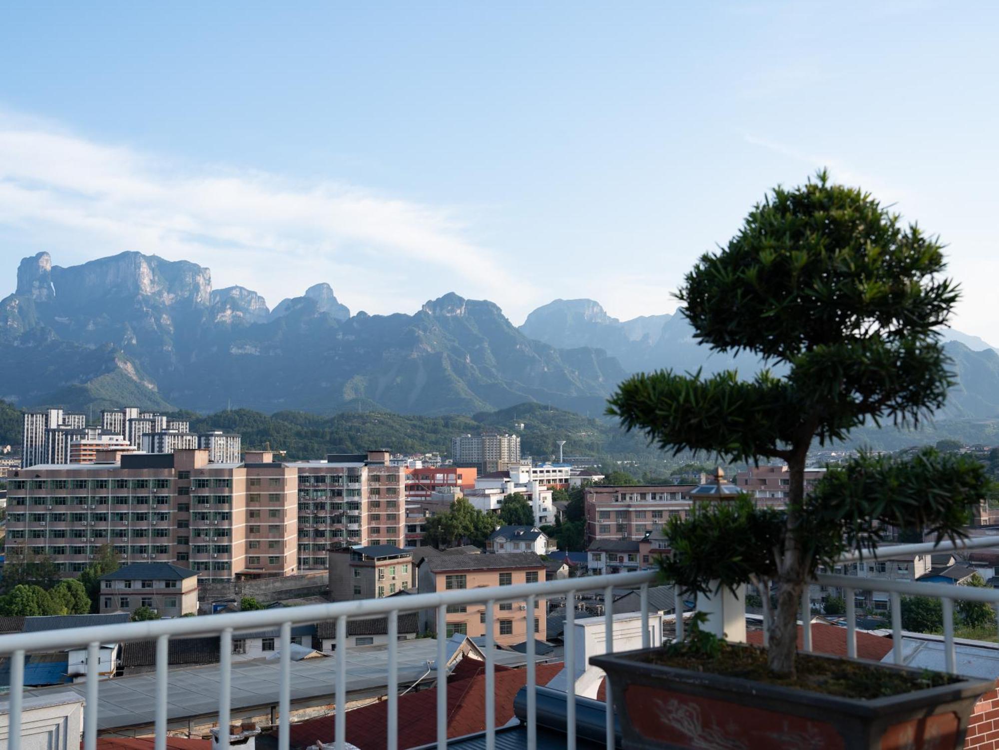 Patio Spring Holiday Inn -- Free Round Trip Pick-Up Service --Panoramic View Of Tianmen Mount 장가계 외부 사진