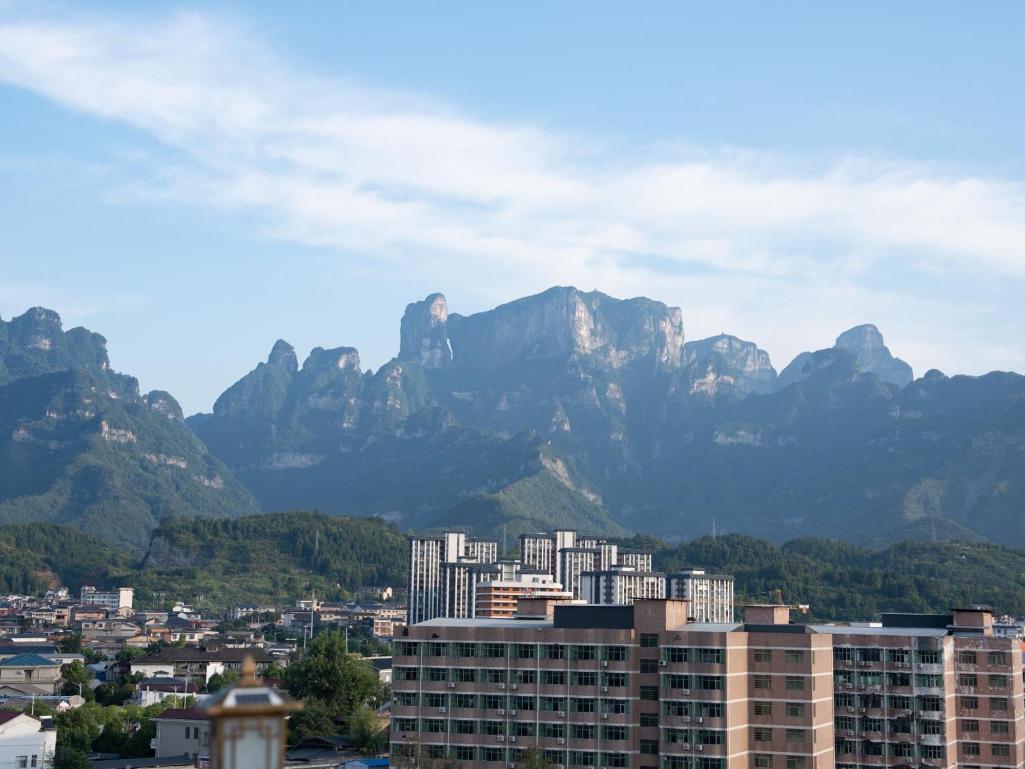 Patio Spring Holiday Inn -- Free Round Trip Pick-Up Service --Panoramic View Of Tianmen Mount 장가계 외부 사진
